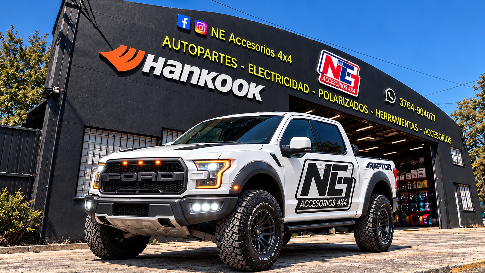 Ford Raptor blanca con stickers NE Accesorios 4x4 estacionada frente al local de NE Accesorios en Tandil